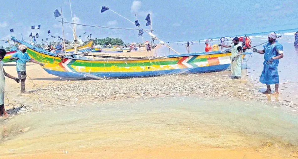 మత్స్యకారుల బతుకులకు భద్రత కరువు.. ప్రకాశంలో ఆందోళన